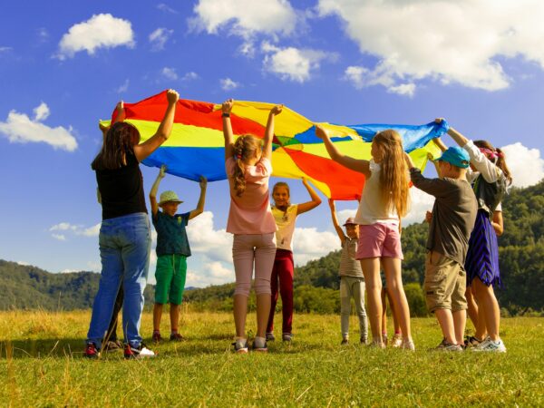 Überarbeitete Kinder- und Jugendgesundheitsstrategie zeigt Herausforderungen für junge Bevölkerung auf